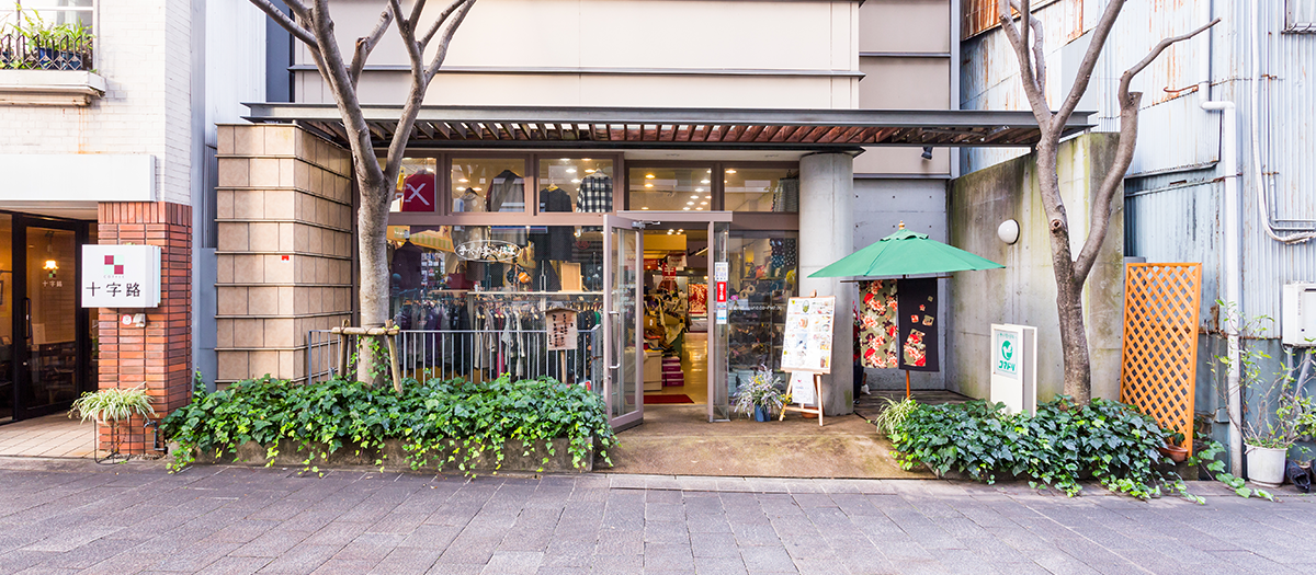 木のアーケードのあるはりまや橋商店街、中央付近にコマドリのお店があります。